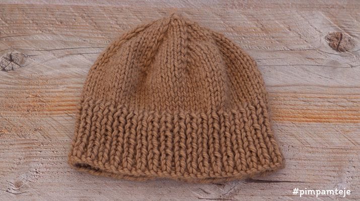 Gorro tejido a dos agujas