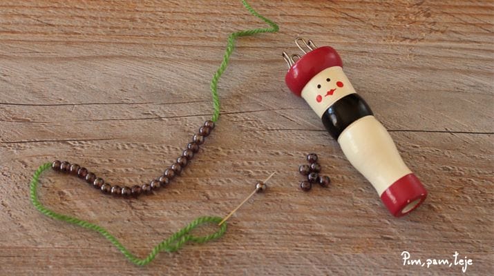 Cómo tejer un adorno navideño con tricotín