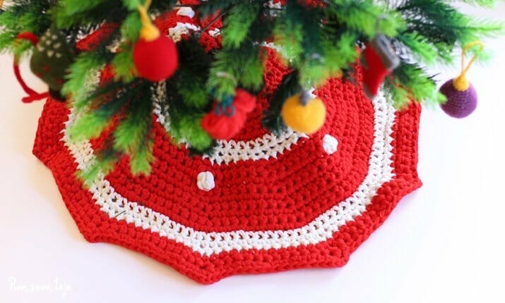 Patrón para tejer un cubre pie de trapillo para el árbol de Navidad