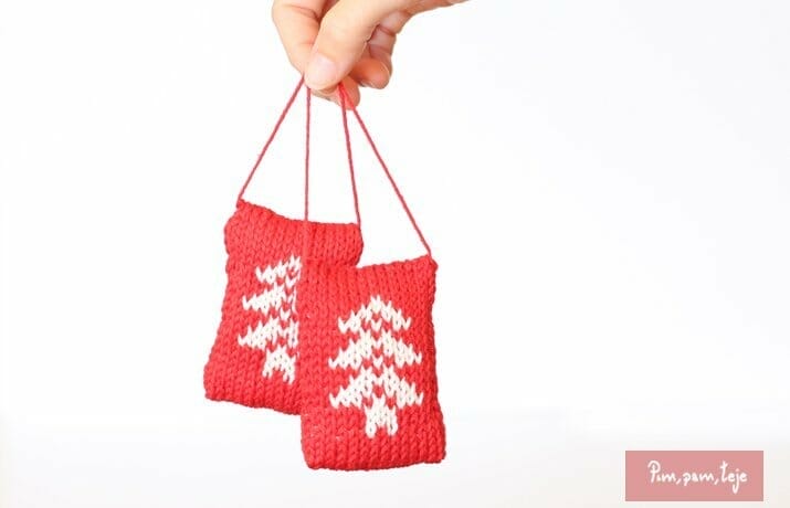 Patrón para tejer una adorno de navidad para el árbol.