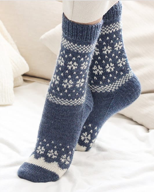 Patrón para tejer calcetines en punto a dos agujas, de colorwork. CAlcetines COpitos